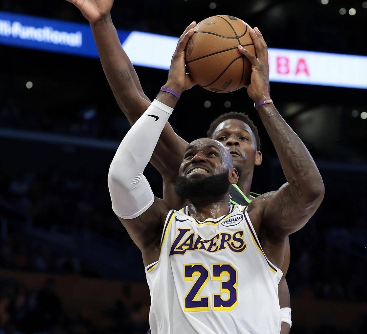 大比分获胜引发热议！，詹姆斯在塞尔维亚队比赛中出色发挥赛场气氛高涨的简单介绍-金年会登录入口